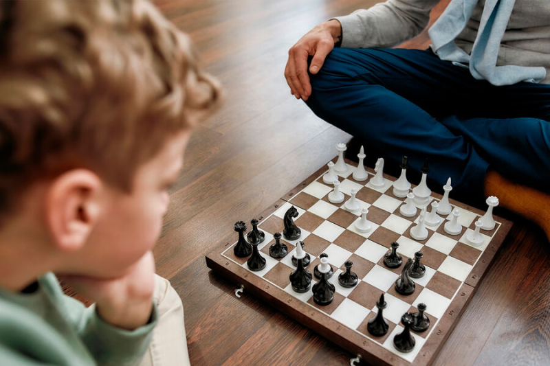 «Поражения полезны для будущих побед»: поддаваться ли детям в играх