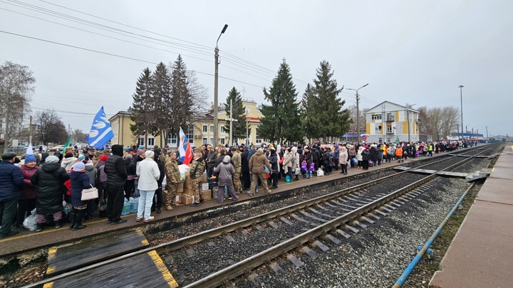 Сотни башкирцев встречали раненых бойцов СВО в Стерлитамаке - Новости на Вести.ru