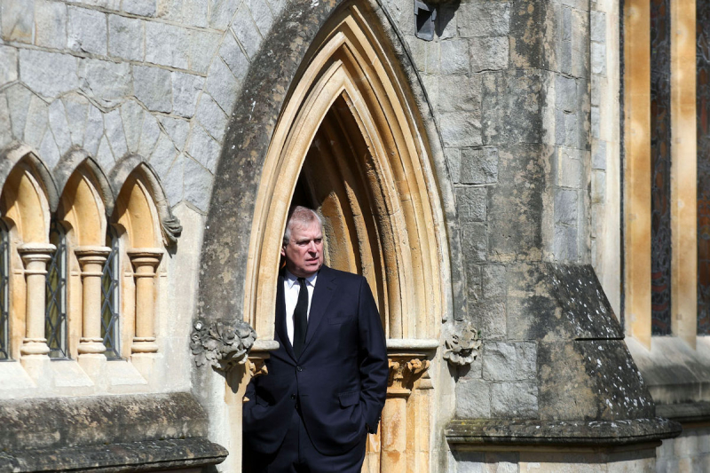 Без дома и работы: к чему привела дружба сына Елизаветы II с педофилом