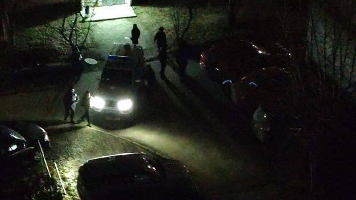 У мужчины, забаррикадировавшегося в квартире в Первоуральске, взрывчатку не нашли - Новости на Вести.ru