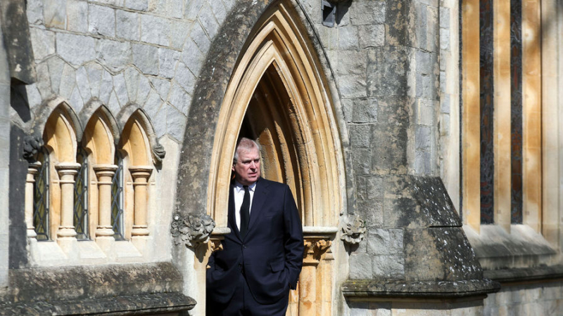 Без дома и работы: к чему привела дружба сына Елизаветы II с педофилом