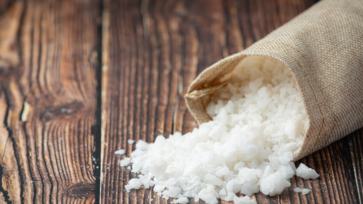 Привычка досаливать пищу и риск потери слуха: скрытая связь, о которой не догадываются - Новости на Вести.ru