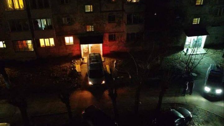 SHOT: угрожавшего взорвать гранату в жилом доме в Первоуральске задержали - Новости на Вести.ru